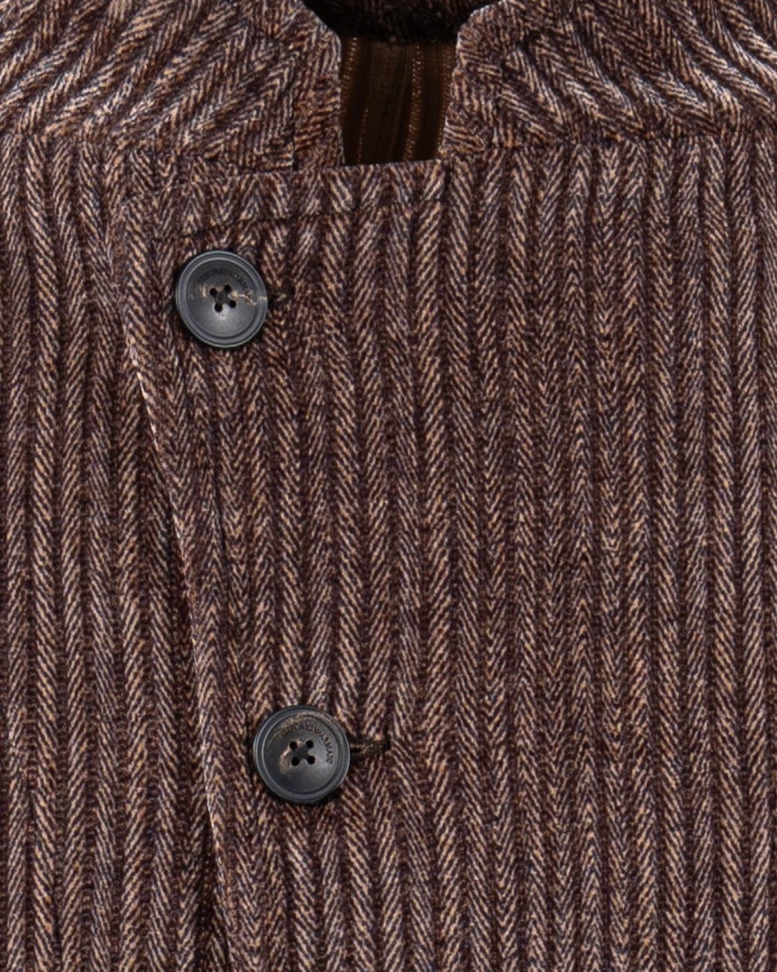 shop EMPORIO ARMANI  Giacca: Emporio Armani giacca collo guru.
Corduroy.
Allacciatura decentrata.
Stampa all over.
Allacciatura con bottoni.
Maniche lunghe.
Tasche laterali a toppa.
Capo sfoderato.
Composizione:  98% poliestere, 2% elastan.
Made in Romania.. EM000144 TE16802-P6005 number 3735978